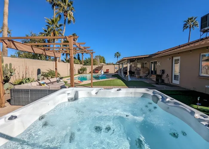 Designer Oasis - Private Pool & Insta Getaway *